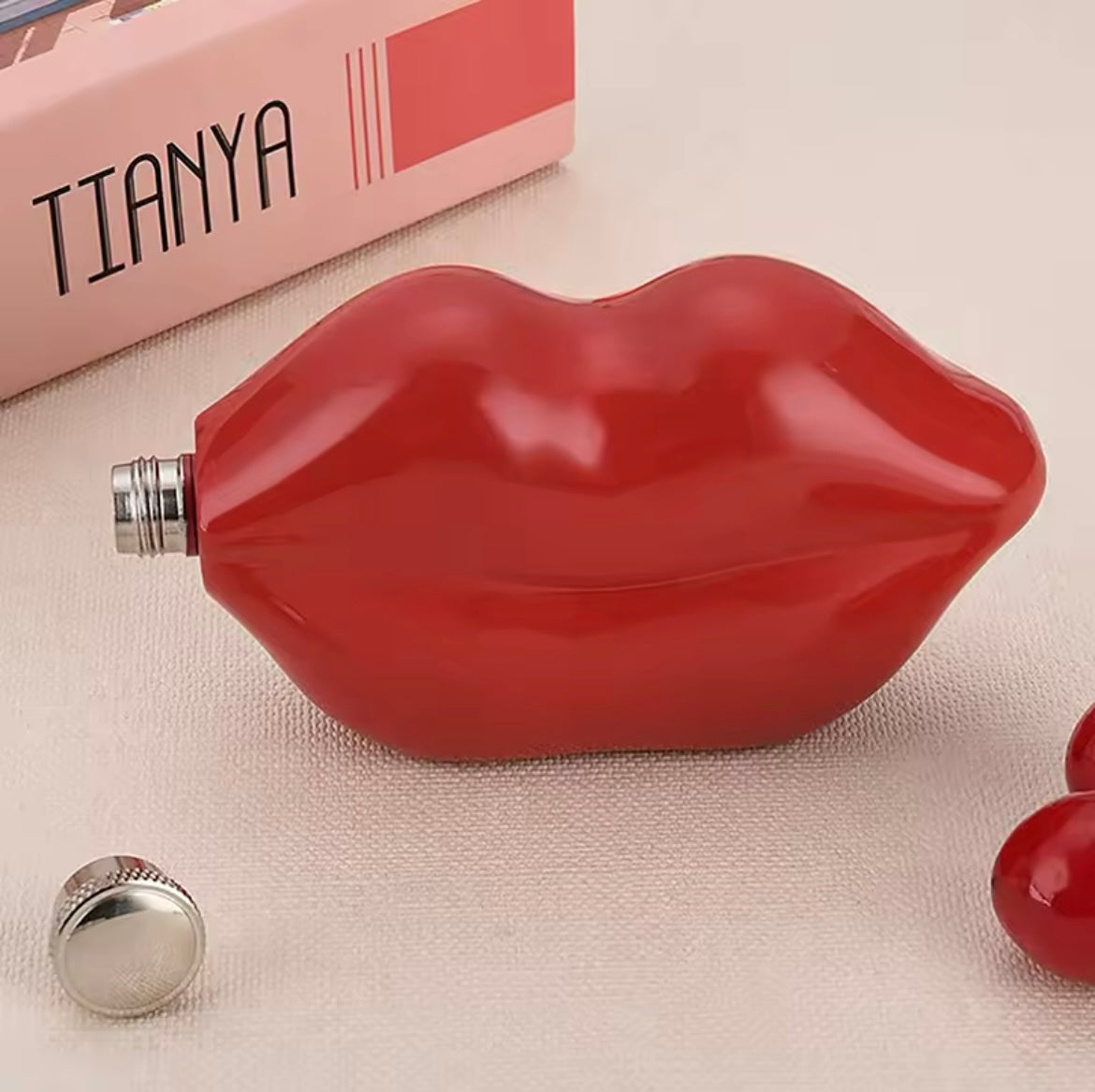 Big juicy lips flask